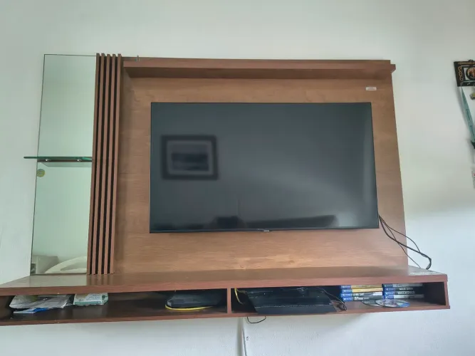 Painel de TV com espelho e prateleira 110cm altura x 160cm largura