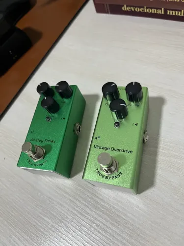 Pedais overdrive e delay 