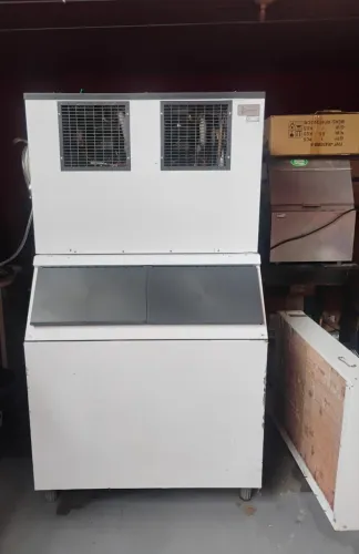 Máquina de gelo em cubo, faz 300 kg em 24 horas.