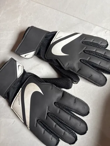 Luva de goleiro nike original ,pouco uso ,infantil .