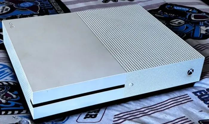 VIDEO GAME XBOX ONE S 1 TERA COM DOIS CONTROLES SEMI NOVO EXCELENTE ESTADO E CONSERVAÇÃO