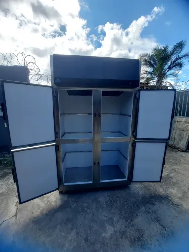 Geladeira câmera fria quatro portas  ideal para restaurante e padaria 