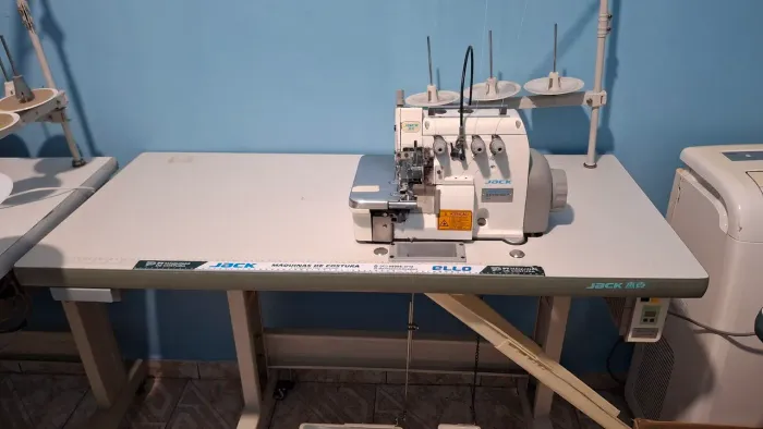 Maquina de costura overlock jack