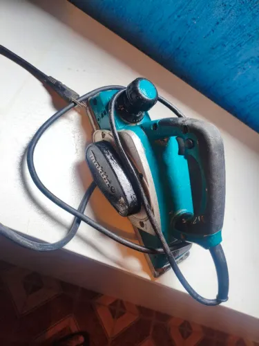 Plaina elétrica makita