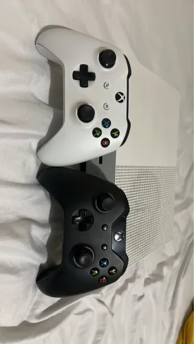Xbox One S 500gb, 2 controles