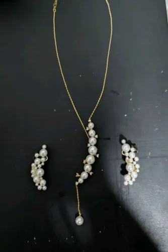 conjunto colar e brinco de pérolas dourado