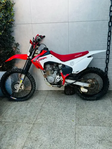 Crf 230f muito nova.