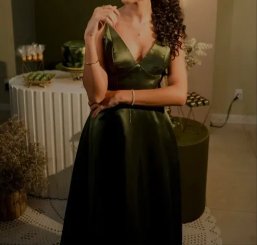 VESTIDO LONGO COM DECOTE EM V - VERDE OLIVA TAMANHO PP - Marca Koji
