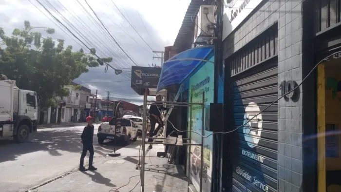 Toldo fixo com policarbonaro azul