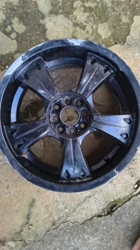 Vendo 4 rodas 17 (3 com pneus e 1 sem )