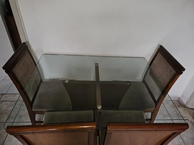 Mesa com tampo de vidro com 4 cadeiras usada