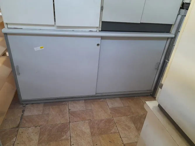 Armário balcão porta correr - em ótimo estado