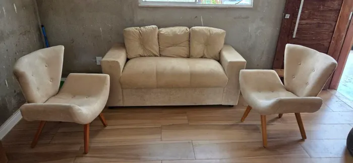 Conjunto Sofá e Cadeiras