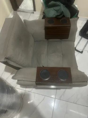 Poltrona estofada com porta-copos embutidos - confortável