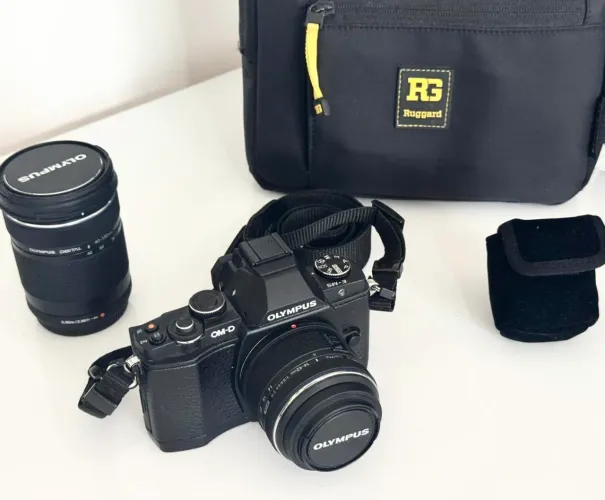 SEMINOVA - Câmera Olympus OM-D E-M5 MKI + 2 lentes com zoom + Bolsa + Cartão.