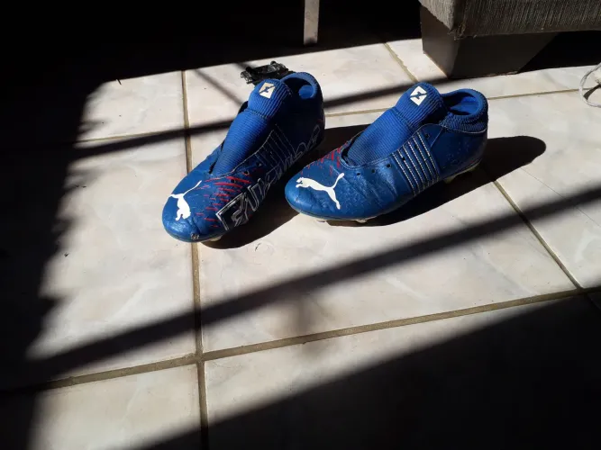 Chuteira da puma azul usada