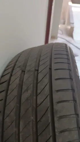 Pneu Michelin Primacy 4(215/55 -17) Usado em Bom Estado - 400,00