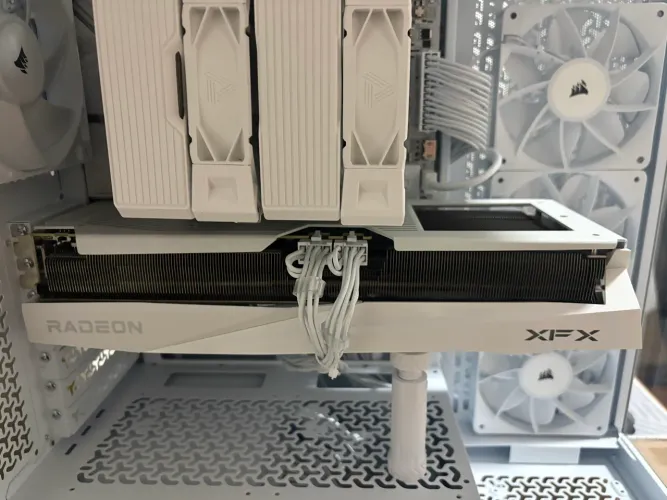 RX 9070 XT 16GB XFX Quicksilver Branca