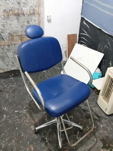 Vende-se cadeira de cortar cabelo