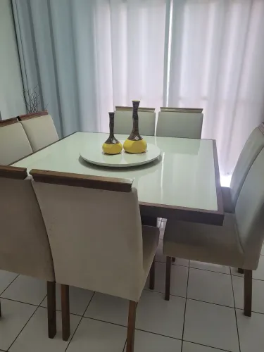 Vendo mesa de jantar com 8 cadeiras
