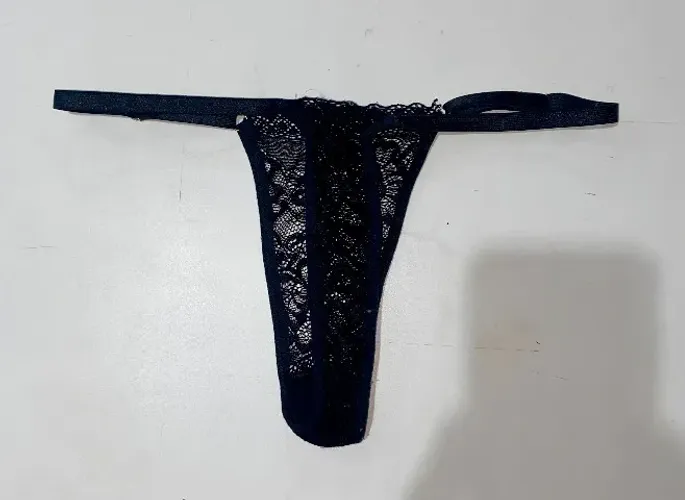 Calcinha Fio Dental de Renda Preta - Lingerie Feminina Usada