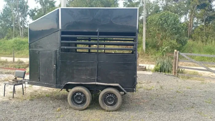Carreta reboque para dois cavalos