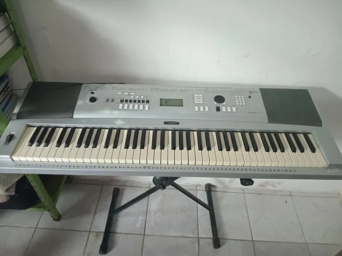 Piano de 75 teclas da marca Yamaha