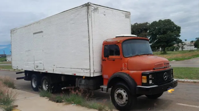 Caminhão truck mb1313