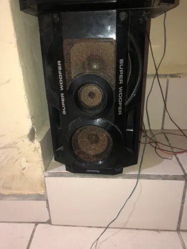 Caixa de som alta duas de som e uma de batida