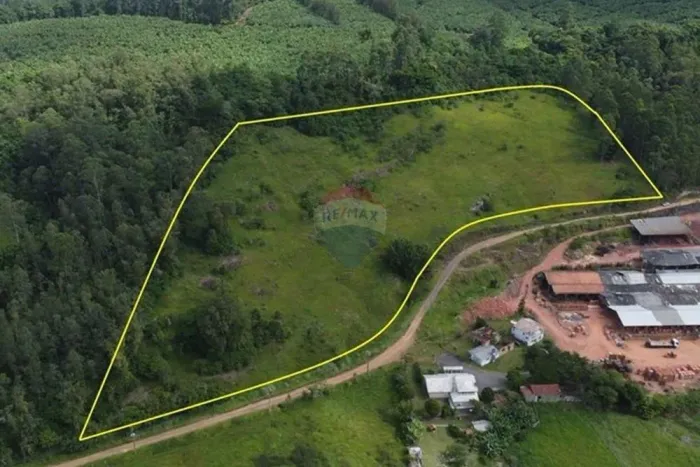 "Terreno dos Sonhos: Refúgio na cidade de Sombrio"