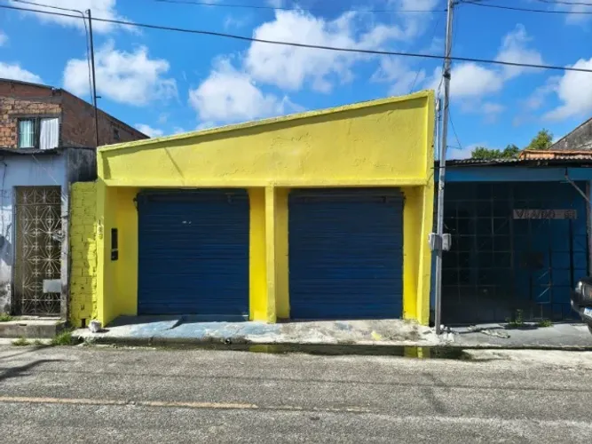 Vendo casa com 2/4, cozinha ampla, hall de entrada, 2 banheiros e quintal em Ananindeua