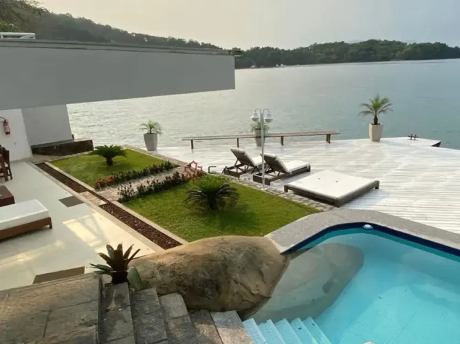 Linda casa em condomínio com 6 quartos, deck, piscina em Angra