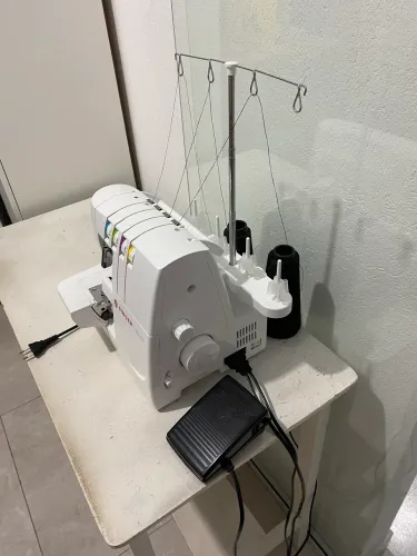 Vende-se máquina de costura overloque seminova Singer S0105 