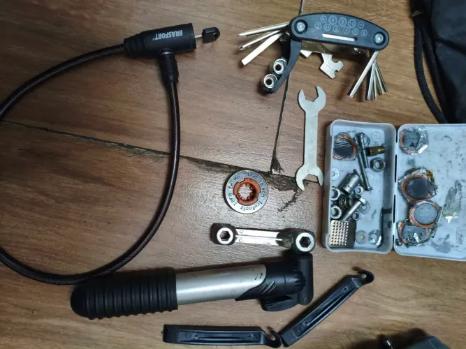 Kit para bicicleta (bomba de ar, corrente, duas chaves, uma chave multiplique uso...)