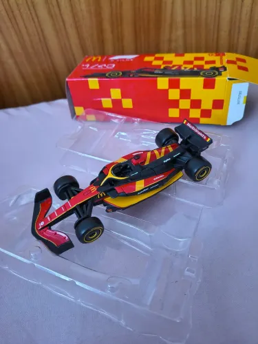 Carrinho vermelho miniatura F1 McDonald's 