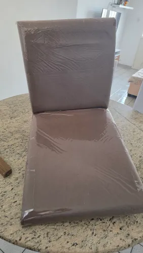 Cadeira de jantar sem uma perna