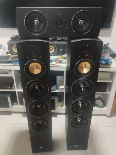 Vendo trio de caixas purê acústic próximas com marcas de uso. (Nao e Klipsch B&W KEF POLK)