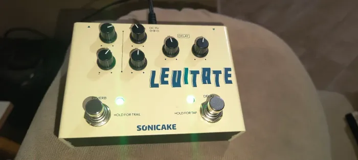 PEDAL DE EFEITO DELAY E REVERB LEVITATE SONICAKE SEMI NOVO EM PERFEITO ESTADO