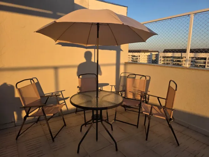 Conjunto de piscina mesa com 4 cadeiras e umbrelone