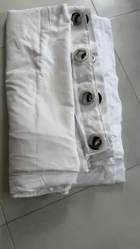 2 CORTINAS SEDA E OUTRA GAZE DE LINHO AMBAS COM ILHÓS COMPLETAS