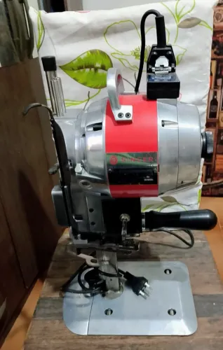 Máquina de Cortar Tecido Singer
