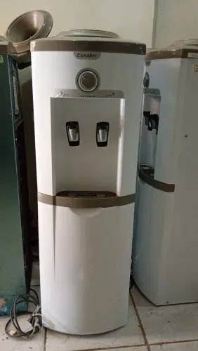 Bebedouro de garrafão semi-novo perfeito estado de uso gelando perfeitamente