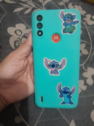 Celular usado com marcas de uso