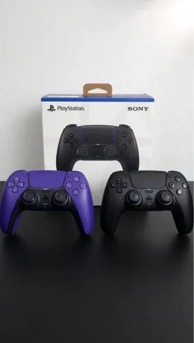 2 Controles PS5 DualSense Originais | Preto + Roxo | Excelente Sem Drift
