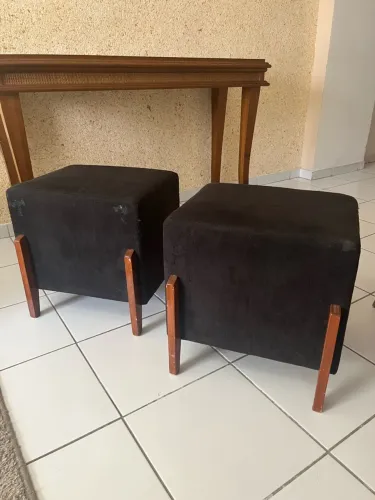 2 Puffs em suede preto com pés em madeira