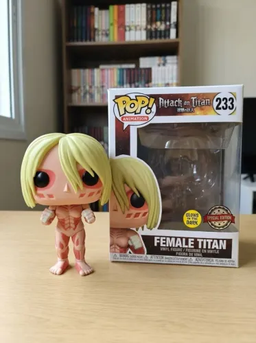 Funko Pop Female Titan 233 Glow In The Dark - Attack on Titan (Raro)