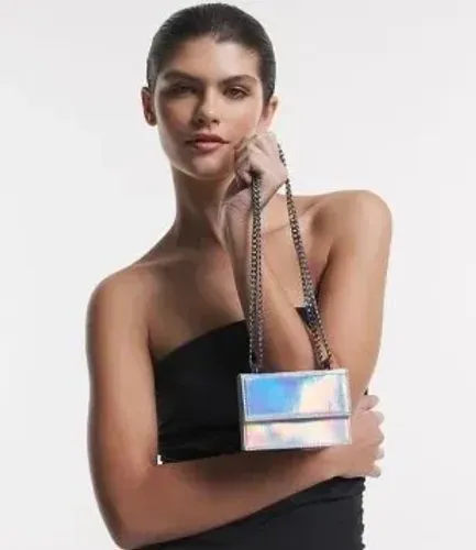 Mini Bolsa transversal c/ alça de corrente e efeito holográfico prata