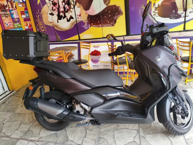 Xmax praticamente nova 