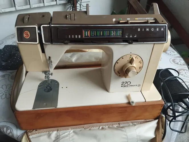 Vendo uma máquina Singer 270