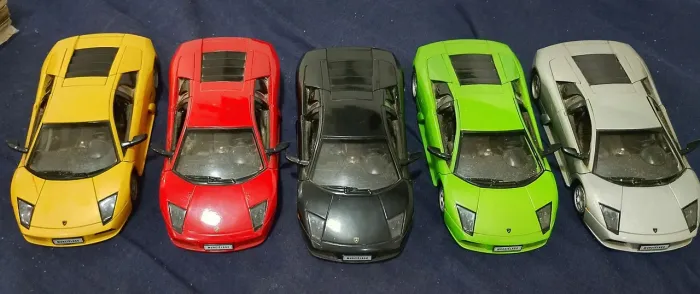 5 Lamborghinis Murcielago na escala 1/24 feitos de METAL.